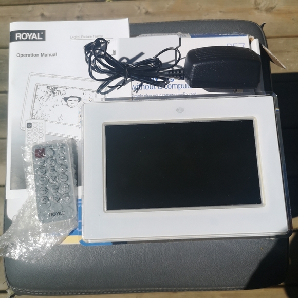 Royal 7" Digital Picture Album, Plug & Play, Most Media Cards, Remote & Manual - Picture 2 of 10
